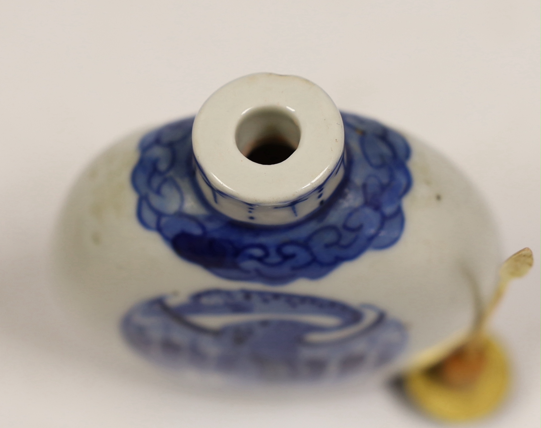 A late 19th century Chinese blue and white snuff bottle, 9cm